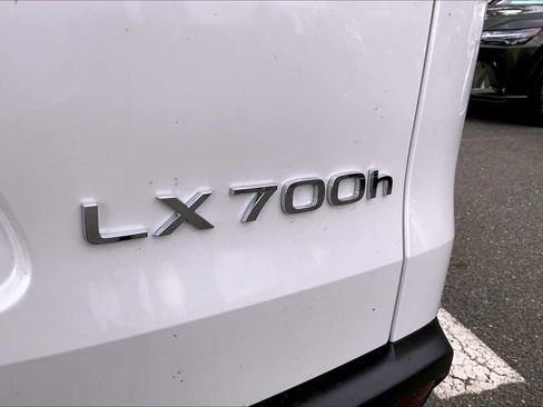 New 2025 Lexus LX 700h Luxury image 15