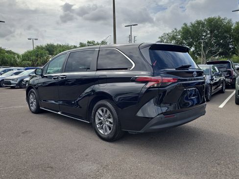 Used 2022 Toyota Sienna XLE FWD image 5