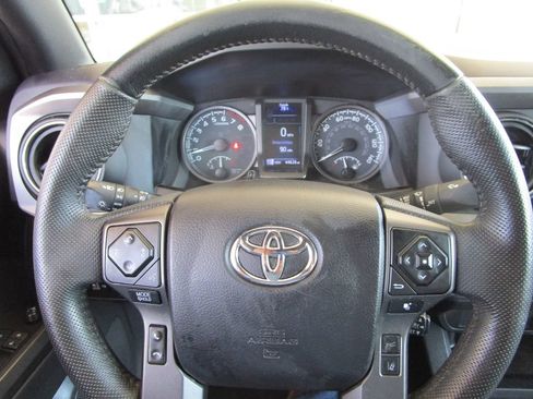 Used 2022 Toyota Tacoma TRD Off-Road AWD/4WD image 34