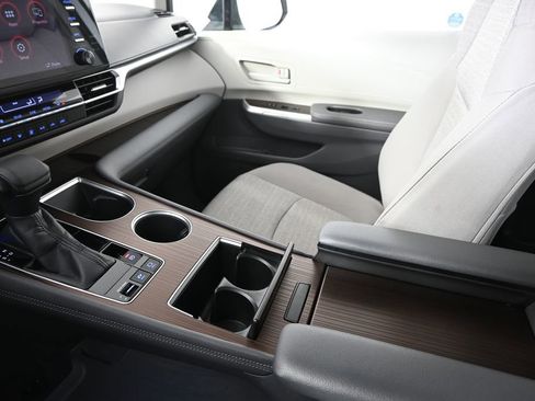 Used 2022 Toyota Sienna LE image 33