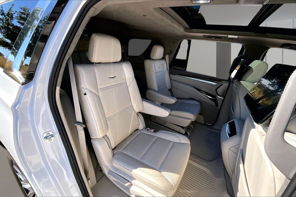 Certified 2025 Cadillac Escalade Premium Luxury Platinum w/ LPO, Floor Liner Package AWD/4WD image 29