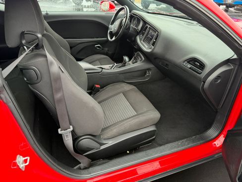 Used 2019 Dodge Challenger SXT image 7