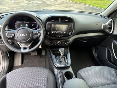 Used 2025 Kia Soul LX w/ LX Technology Package FWD image 28