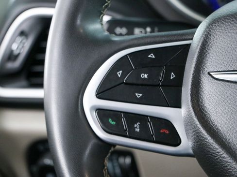 Used 2024 Chrysler Pacifica Touring-L FWD image 13