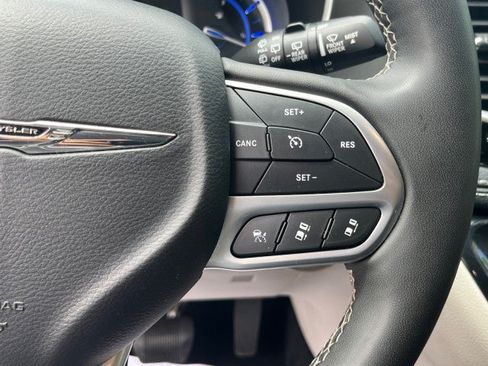 Used 2023 Chrysler Pacifica Touring-L FWD image 25