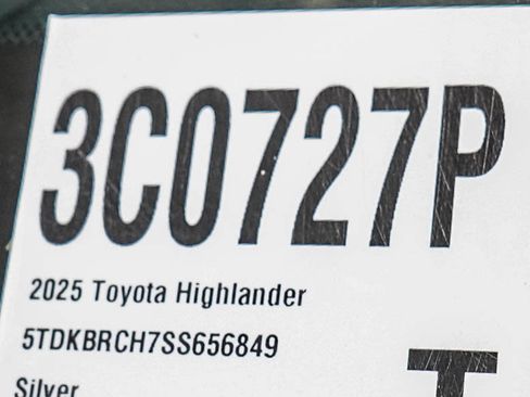 Used 2025 Toyota Highlander XLE AWD/4WD image 30