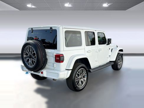 Used 2022 Jeep Wrangler Unlimited Sahara AWD/4WD image 8