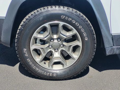 Used 2022 Jeep Cherokee Trailhawk AWD/4WD image 10