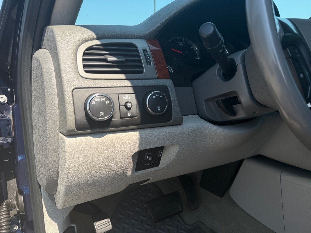 Used 2009 Chevrolet Silverado 2500 LTZ w/ Safety Package AWD/4WD image 20