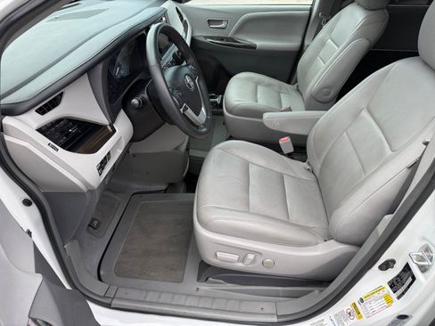 Used 2017 Toyota Sienna XLE w/ XLE Navigation Package FWD image 10