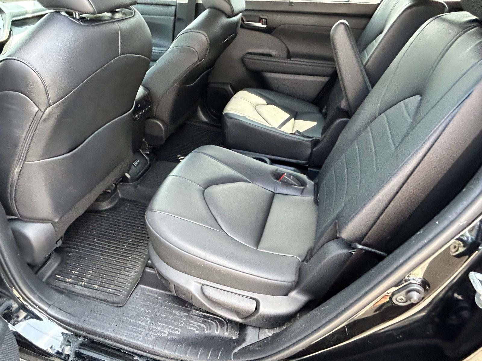 Used 2024 Toyota Highlander XLE FWD image 9