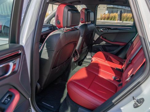 Certified 2026 Porsche Macan AWD/4WD image 23