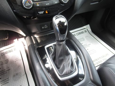 Used 2018 Nissan Rogue AWD image 25