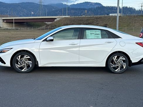 Used 2025 Hyundai Elantra Limited image 6
