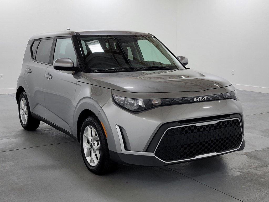 Used 2024 Kia Soul LX w/ Option Group 015 FWD image 2