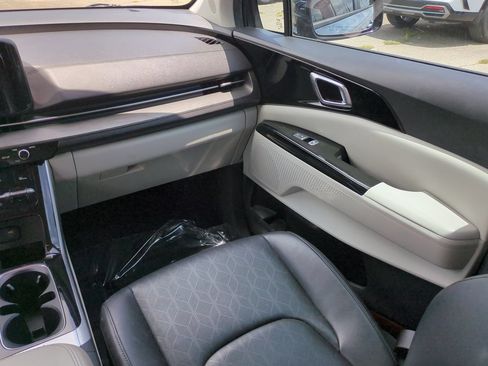 Certified 2024 Kia Carnival EX FWD image 17