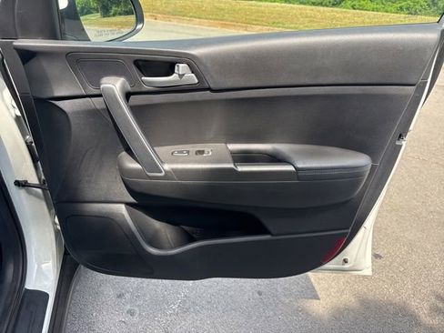 Used 2020 Kia Sportage LX AWD/4WD image 10