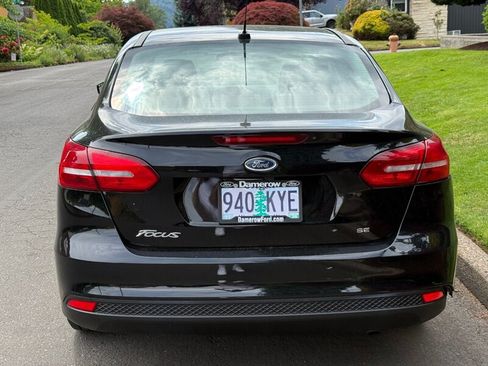 Used 2018 Ford Focus SE w/ Cold Weather Package FWD image 5