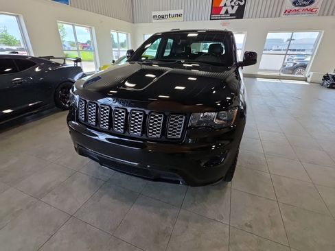 Used 2019 Jeep Grand Cherokee Altitude AWD/4WD image 2