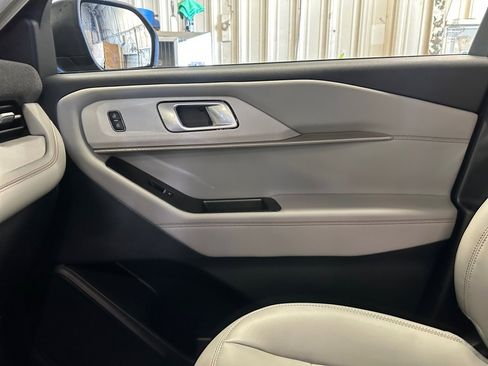 Used 2025 Ford Explorer Active w/ Active Comfort Package image 35