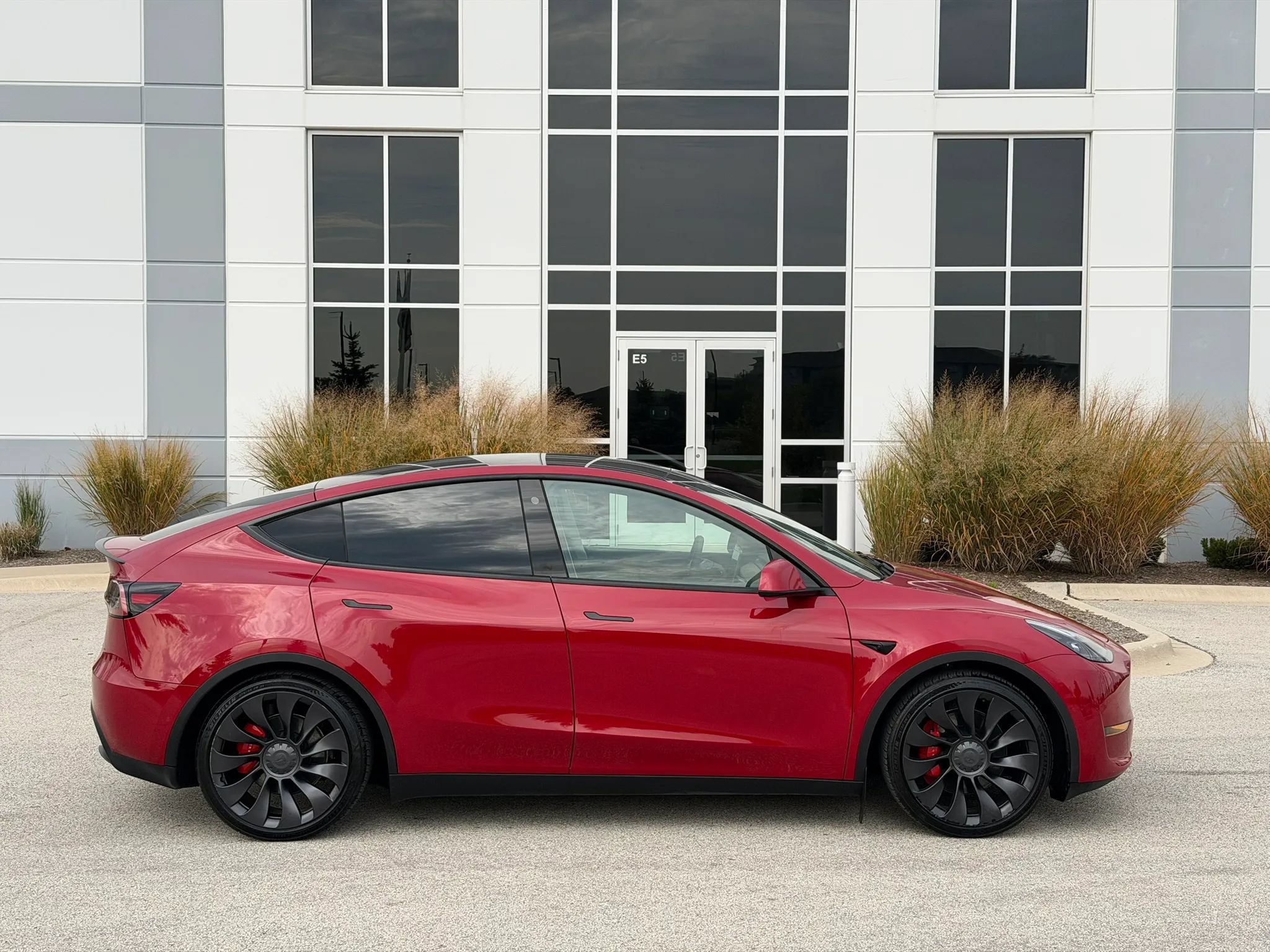 Used 2022 Tesla Model Y Performance AWD/4WD image 29