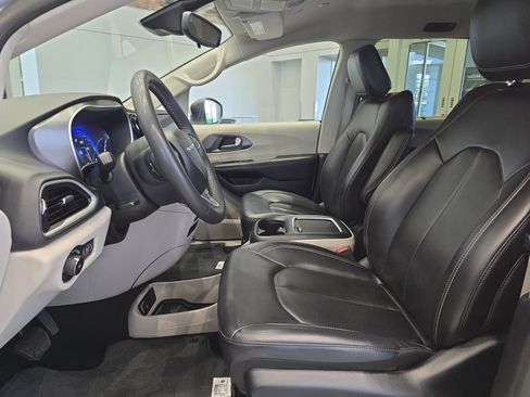 Used 2023 Chrysler Pacifica Touring-L FWD image 12