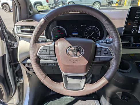 Used 2024 Toyota Sienna Platinum FWD image 16