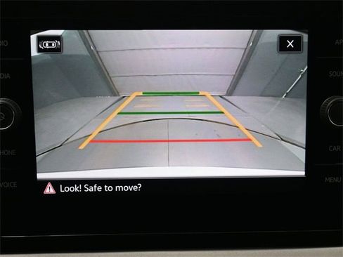 Used 2025 Volkswagen Taos SE w/ Panoramic Sunroof Package image 21