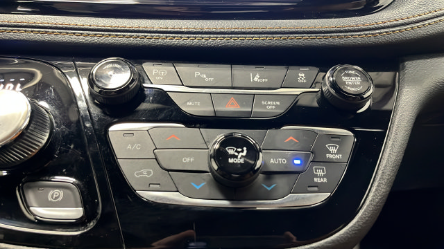 Used 2023 Chrysler Pacifica Pinnacle FWD image 19