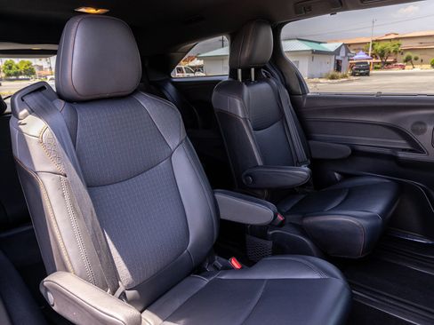 Used 2021 Toyota Sienna XSE FWD image 38