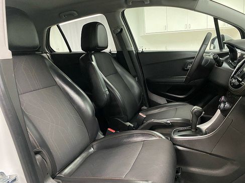 Used 2020 Chevrolet Trax LT w/ LT Convenience Package image 15