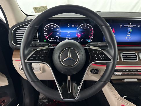 Used 2024 Mercedes-Benz GLS 450 4MATIC image 10