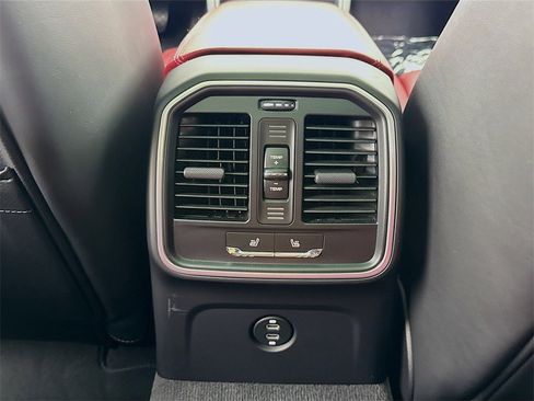 Used 2025 Porsche Macan image 27