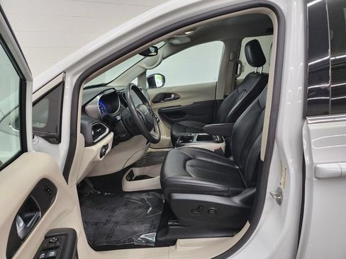 Used 2024 Chrysler Pacifica Touring-L FWD image 12