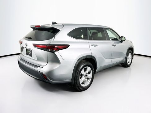 Used 2024 Toyota Highlander LE image 9