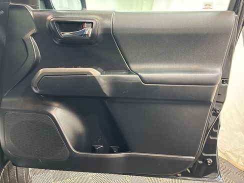 Used 2021 Toyota Tacoma TRD Sport w/ Technology Package image 11