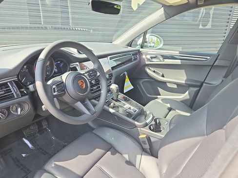 Certified 2026 Porsche Macan AWD/4WD image 4