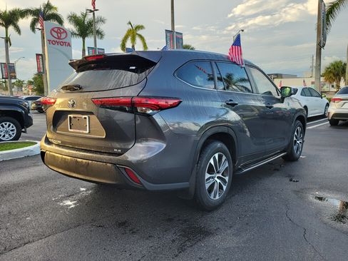 Used 2023 Toyota Highlander XLE FWD image 12