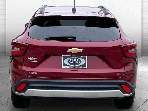 Used 2025 Chevrolet Trax LT w/ LT Convenience Package image 3