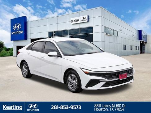 Used 2025 Hyundai Elantra SE FWD image 3