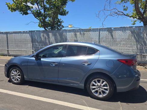Used 2016 MAZDA MAZDA3 i Touring w/ Popular Equipment Package FWD image 4