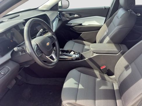 Used 2025 Chevrolet Trax LT w/ Driver Confidence Package image 12