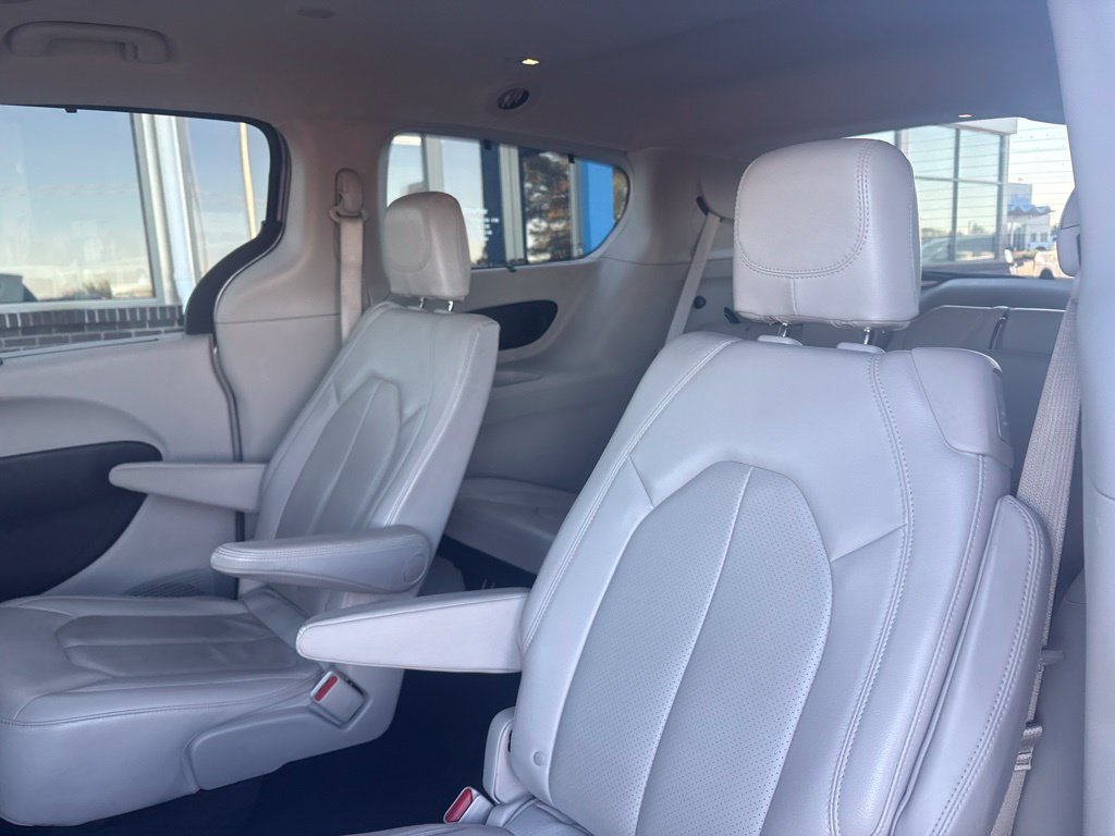 Used 2019 Chrysler Pacifica Touring-L Plus FWD image 38