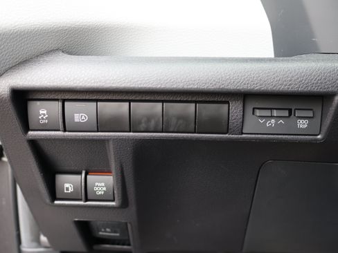 Used 2025 Toyota Sienna XLE FWD image 30