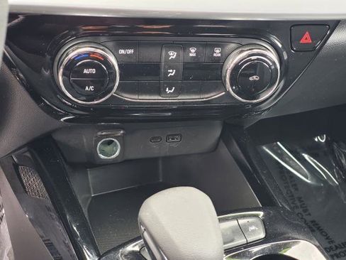 Used 2025 Chevrolet Trax LT FWD image 16