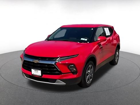 Used 2025 Chevrolet Blazer LT FWD image 3