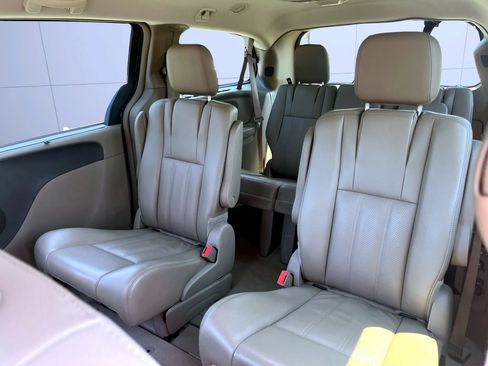 Used 2015 Chrysler Town & Country Touring-L w/ Driver Convenience Group FWD image 13