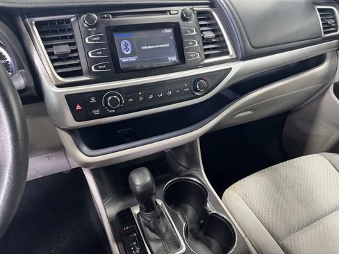 Used 2015 Toyota Highlander LE FWD image 19