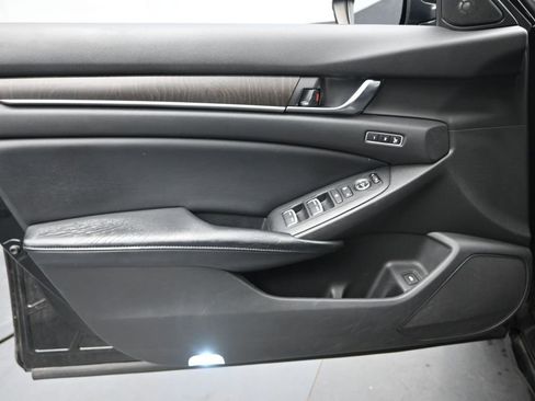 Used 2018 Honda Accord Touring image 19