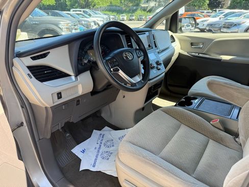 Used 2017 Toyota Sienna LE w/ Protection Package AWD/4WD image 18